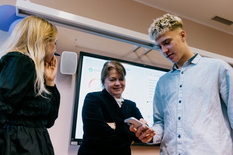 Rīgas Kultūru vidusskolas skolēni pirmie pie mugursomām piestiprina gaisa kvalitātes sensorus